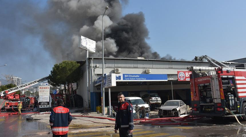 İzmir 4. Sanayi Sitesi'nde yangın! Alevler iş yerlerine sıçradı