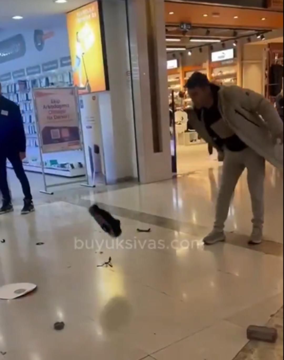 Sigortaya sinirlendi... Kendini video kaydına aldırıp böyle protesto etti: Robot süpürgeyi yerden yere vurdu!  1