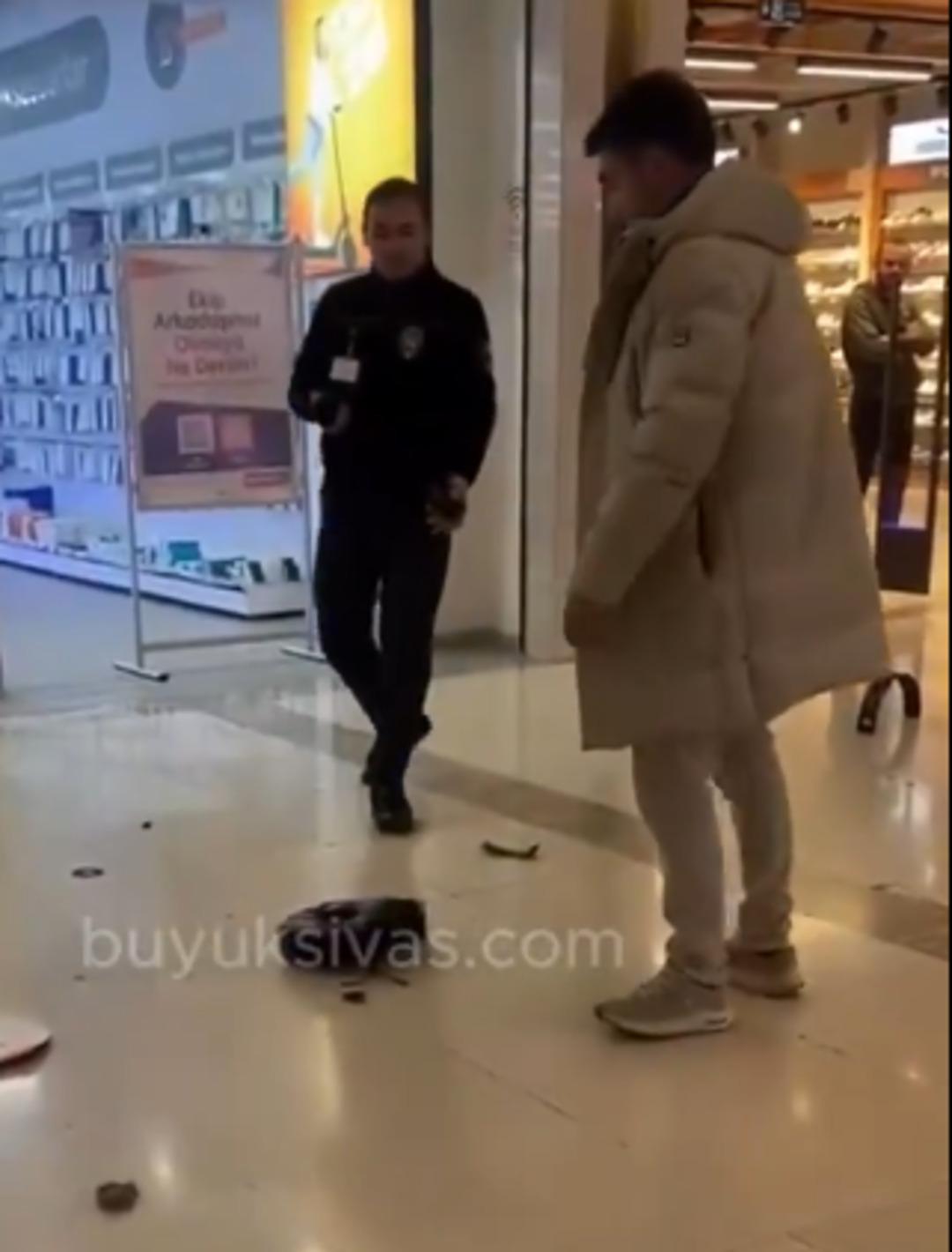 Sigortaya sinirlendi... Kendini video kaydına aldırıp böyle protesto etti: Robot süpürgeyi yerden yere vurdu!  2