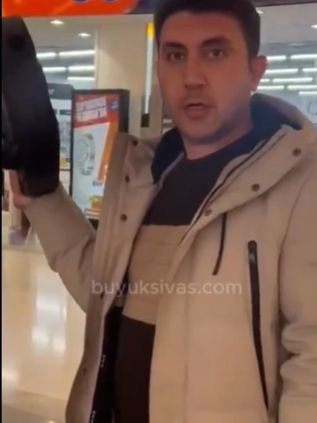 Sigortaya sinirlendi... Kendini video kaydına aldırıp böyle protesto etti: Robot süpürgeyi yerden yere vurdu!  3