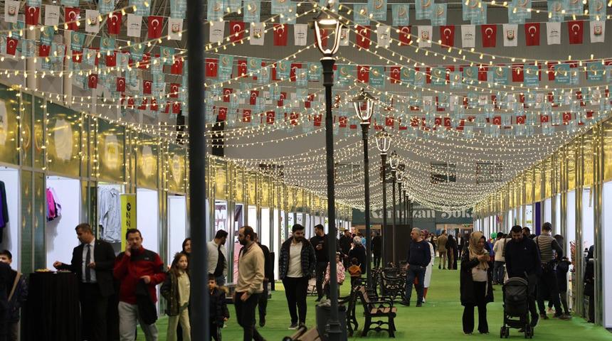 Ramazan coşkusu sokağı başladı: Kum sanatı gösterisi ebru sanatı ilgi gördü…