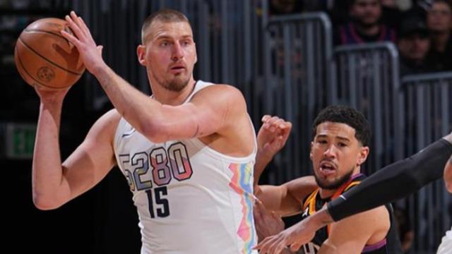 Nikola Jokic NBA tarihine geçti, Denver evinde kazandı