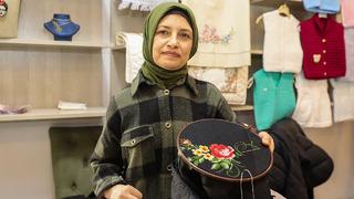 'Yapamam demedim' Tek eli ile ilmek ilmek nakış yapıp satıyor, 'Kazancım da müşterilerim de arttı'