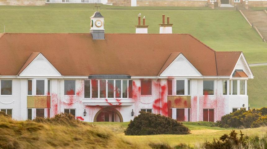 Değeri tam 60 milyon dolar! Böyle tahrip edildi... Açıklamalardan sonra Trump protestoculardan nasibini aldı