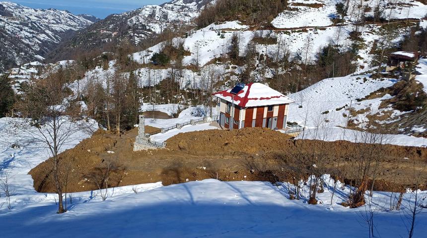 Rize'de heyelan! 4 ev tahliye edildi