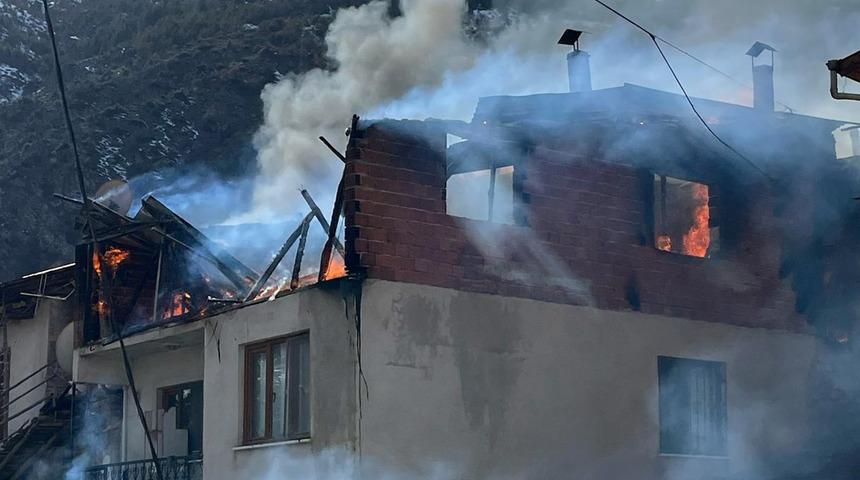 Gümüşhane'de kuru ot yangını 2 çatıyı kül etti…