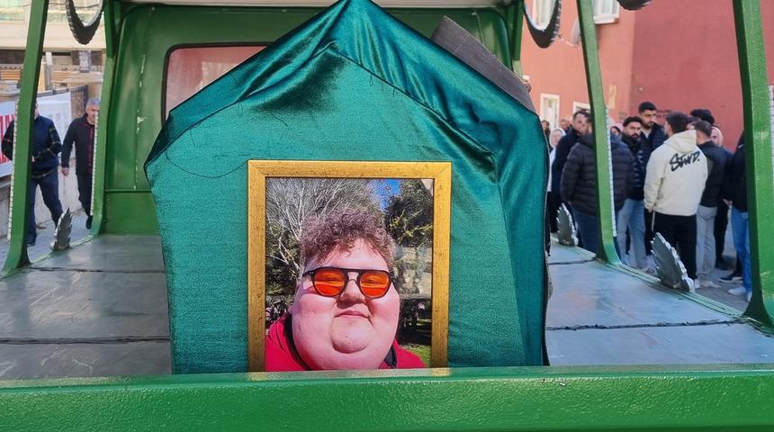 TikTok fenomeni Efecan Kültür son yolculuğuna uğurlandı