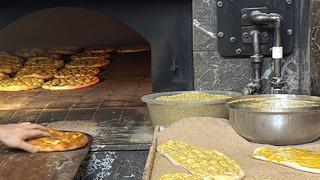 Fırıncıların Ramazan’da emeği büyük: Oruçlu halde iftar sofralarına sıcak pide taşıyor…