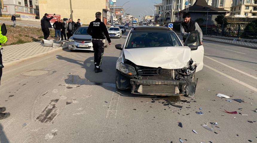Kocaeli'de kaza: 2 otomobil çarpıştı! 1 yaralı