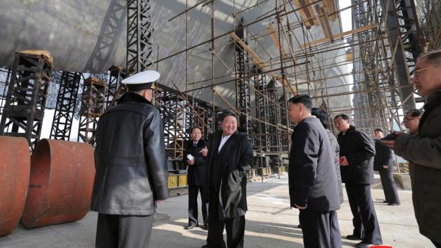 Dünyayı tedirgin etti: Kuzey Kore lideri Kim Jong-un yeni oyuncağını inceledi!