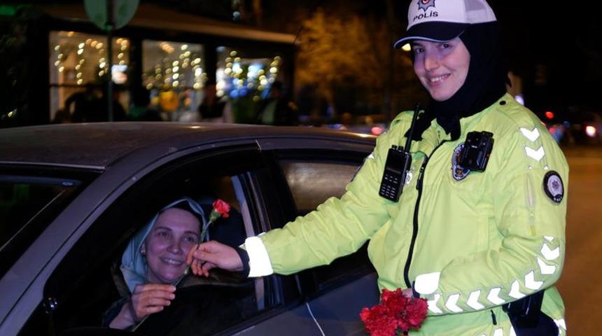 Polis, denetim noktasında kadın sürücülere karanfil hediye etti