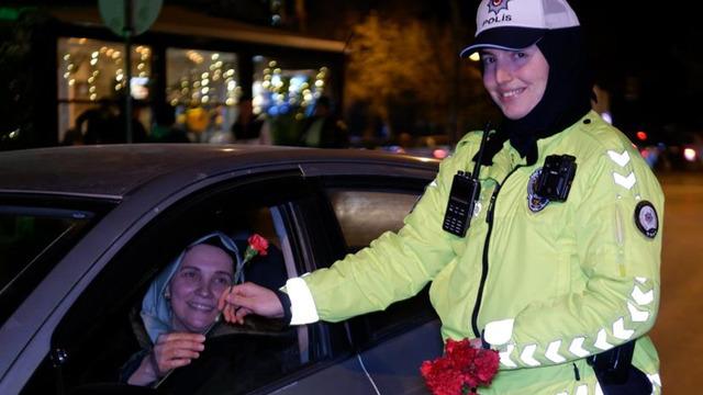 Polis, denetim noktasında kadın sürücülere karanfil hediye etti