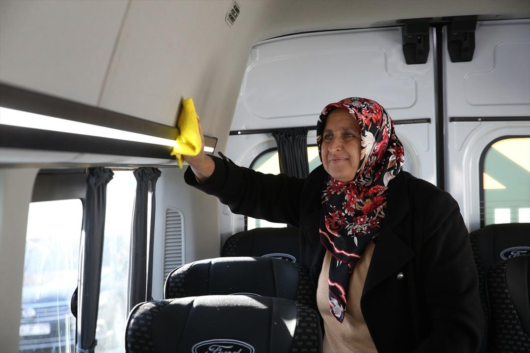 AA-20250308-37276589-37276573-ESNAF_KREDISIYLE_ALDIGI_MINIBUSLE_SERVIS_SOFORLUGUNE_BASLAYAN_KADIN_ISININ_PATRONU_OLDU