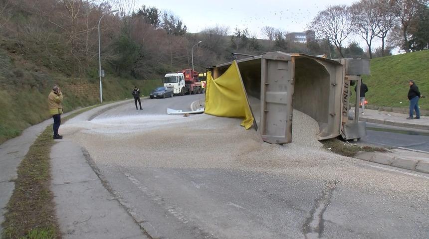 Kadıköy’de mıcır yüklü hafriyat kamyonu devrildi: Yol bir süre trafiğe kapandı