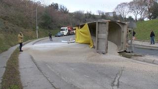 Kadıköy’de mıcır yüklü hafriyat kamyonu devrildi: Yol bir süre trafiğe kapandı