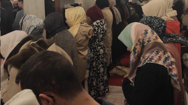 Üsküdar'daki görüntüler gündem oldu! Kadın-erkek yan yana kılınan namaza inceleme başlatıldı