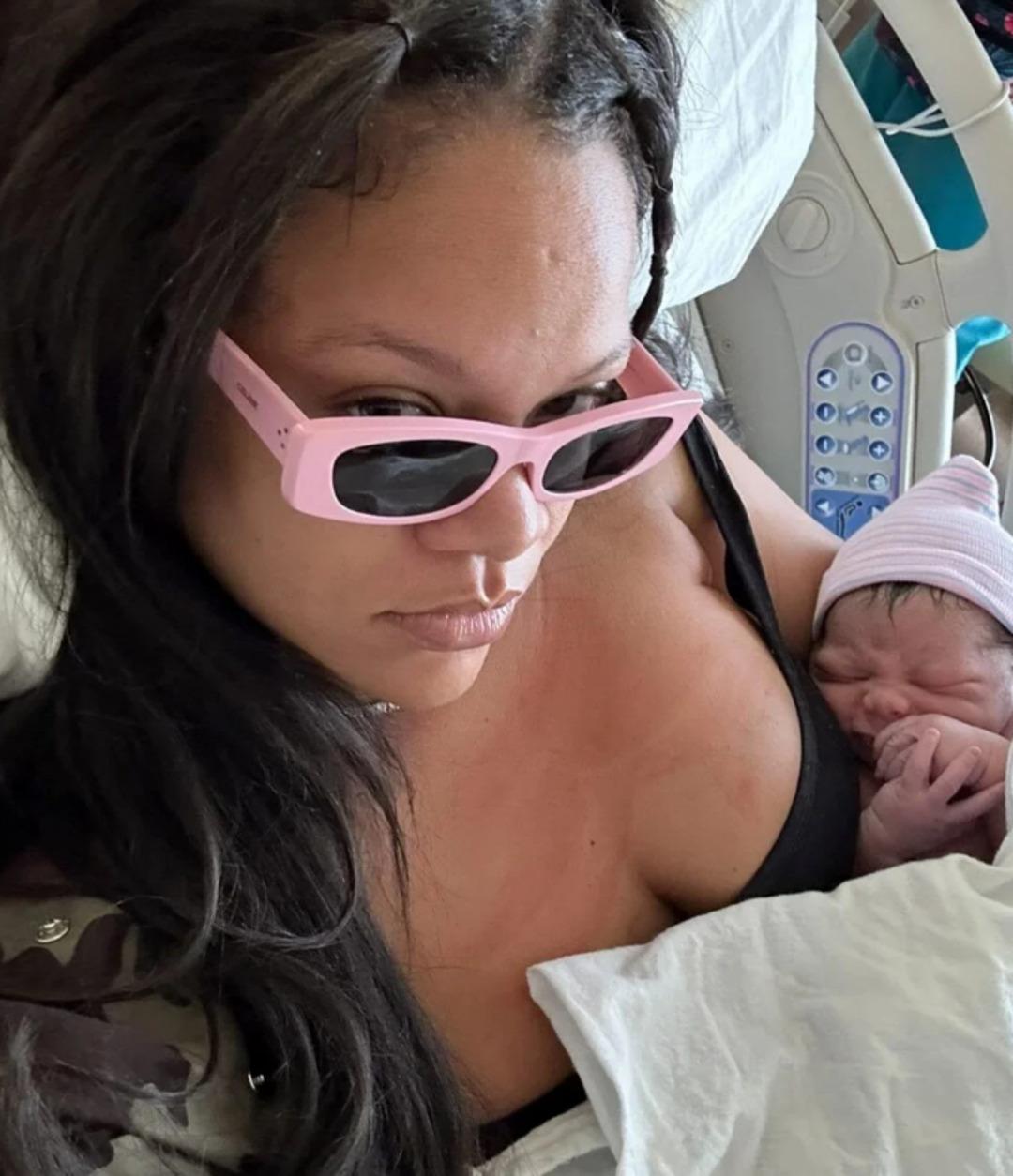 Rihanna doğum fotoğraflarını paylaştı: İnci ve güneş gözlükleriyle doğurdum 1
