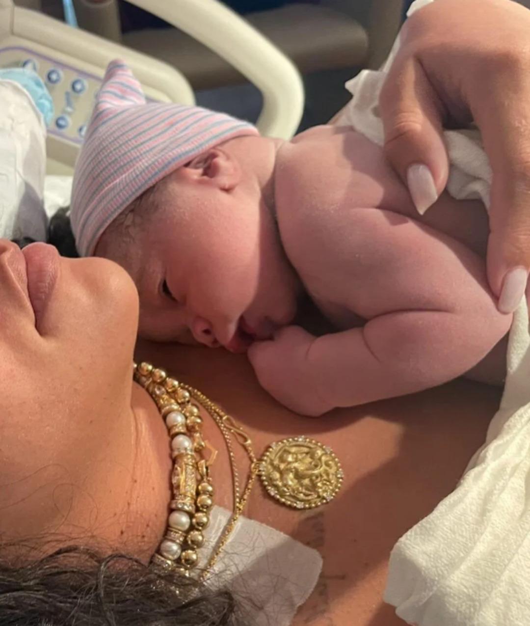 Rihanna doğum fotoğraflarını paylaştı: İnci ve güneş gözlükleriyle doğurdum 2