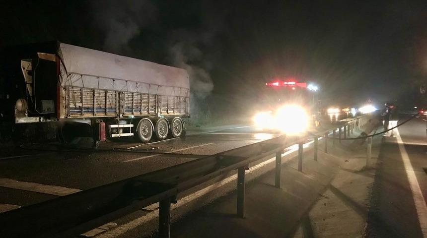 Lastikleri alev aldı! Sakarya'da tırda yangın çıktı