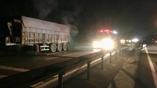 Lastikleri alev aldı! Sakarya'da tırda yangın çıktı