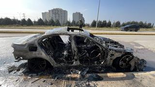 Kocaeli'de alev alev yanan otomobil pert oldu