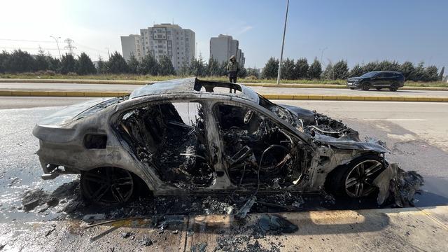 Kocaeli'de alev alev yanan otomobil pert oldu