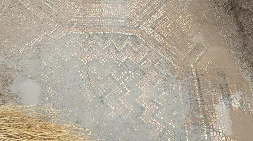 Diyarbakır’da mezar yeri kazılırken mozaik tabakası olduğu değerlendirilen tabaka ortaya çıktı