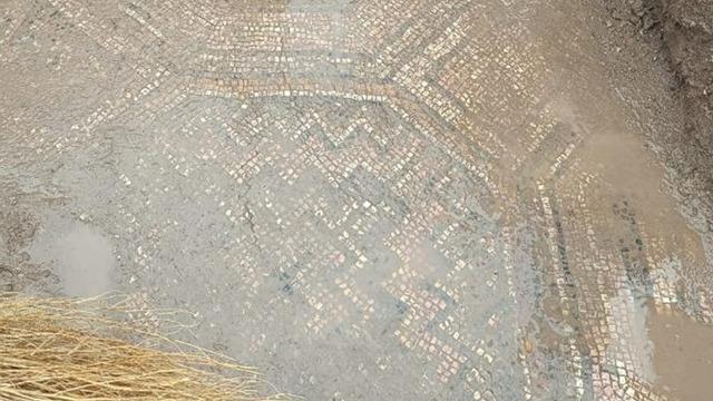 Diyarbakır’da mezar yeri kazılırken mozaik tabakası olduğu değerlendirilen tabaka ortaya çıktı