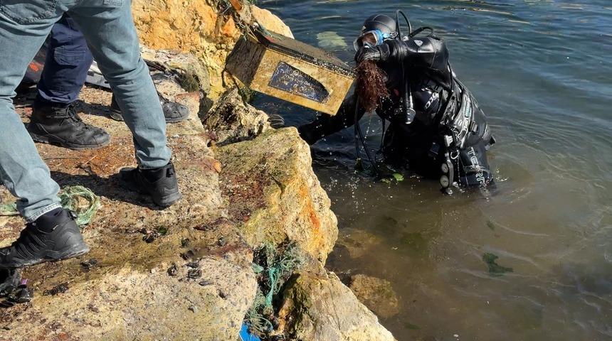 Avcılar'da deniz dibinde yapılan temizlikte ortaya çıktı! Tekneyi sabitlemek için akü kullanmışlar