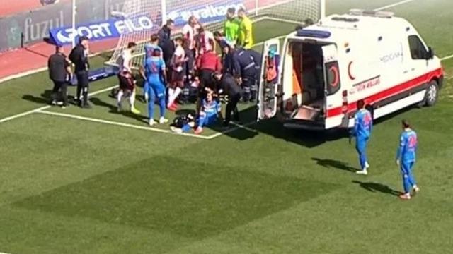 Sivasspor'da korkutan olay! Rey Manaj sakatlanarak hastaneye kaldırıldı... Yerine giren oyuncu da saniyeler sonra sakatlanıp hastaneye kaldırıldı!