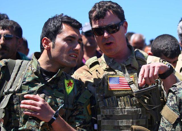 Türkiye'nin 2017'de Suriye'denin kuzeydoğusundaki YPG hedeflerine saldırısı sonrasında ABD askerleri bölgede böyle poz vermişti