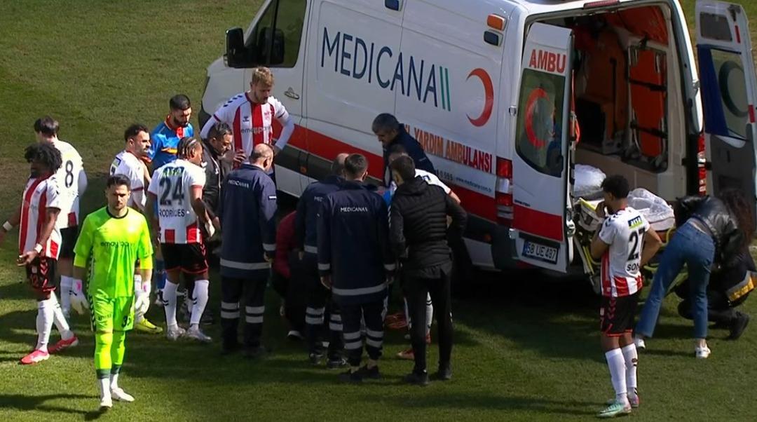 Sivasspor da korkutan olay! Rey Manaj sakatlanarak hastaneye kaldırıldı... Yerine giren oyuncu da saniyeler sonra sakatlanıp hastaneye kaldırıldı! 2