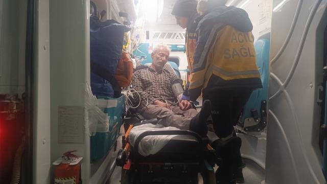 Kapanan yol 4 saatte açıldı! Kalp hastası hastaneye ulaştırıldı