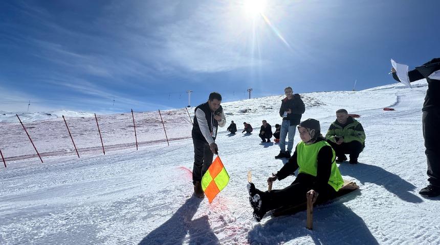 Erciyes Kayak Merkezi'nde renkli görüntüler: Geleneksel Kızak Türkiye Şampiyonası gerçekleştirildi