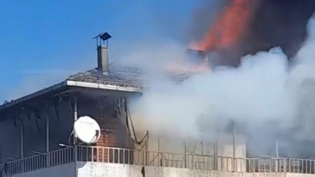 Bartın'da korkutan yangın! 5 katlı binanın çatı katında yangın çıktı, itfaiye ekipleri müdahale etti