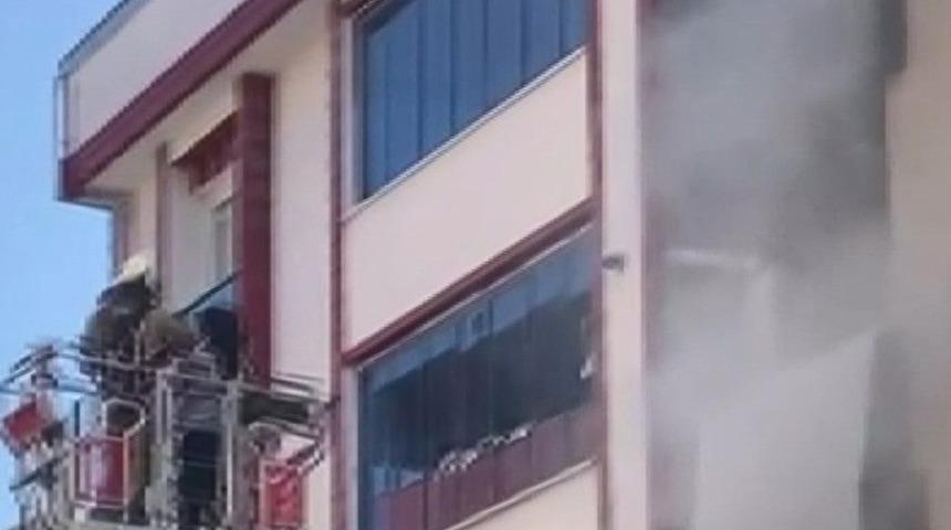 Esenyurt'ta yangın! İtfaiye ekipleri 7 kişiyi kurtardı, 1 kişi hastaneye kaldırıldı