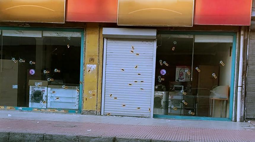 Adana'da beyaz eşya dükkanına saldırı! İş yerine mermi yağdırdılar, motosikletlerine binip kaçtılar