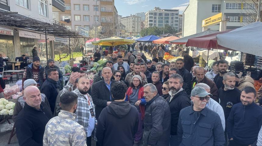 Pazar yerinin değişmesine tepki gösteren esnaf, satışları durdurdu 