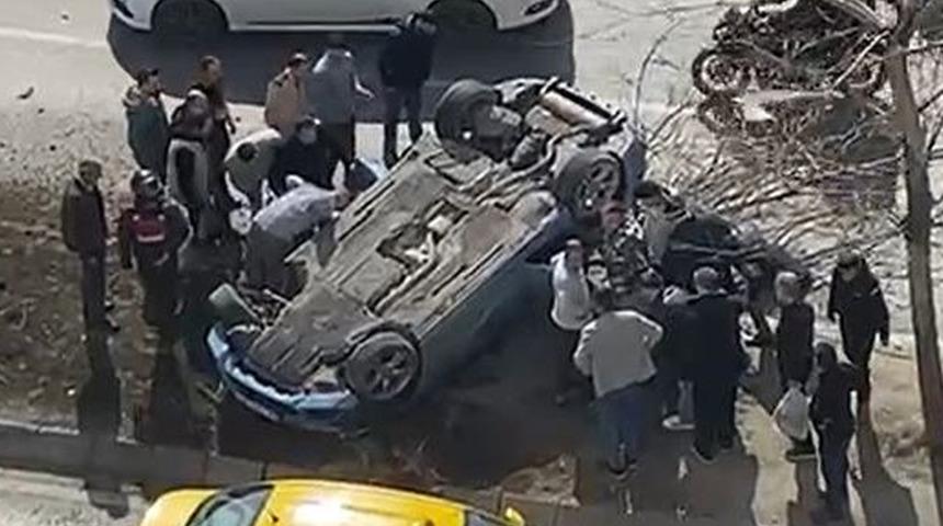 Esenyurt’ta refüje çarpan araç ters döndü