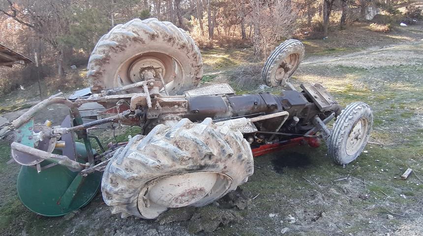 Bolu'da traktör devrildi! Meydana gelen kazada sürücü yaralandı