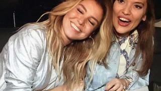 Teşekkür etmeyince azarladı, takipten çıkarıp resti çekti... Demet Akalın ve Gülben Ergen arasında yeni kriz! Ayıp oldu insanlara