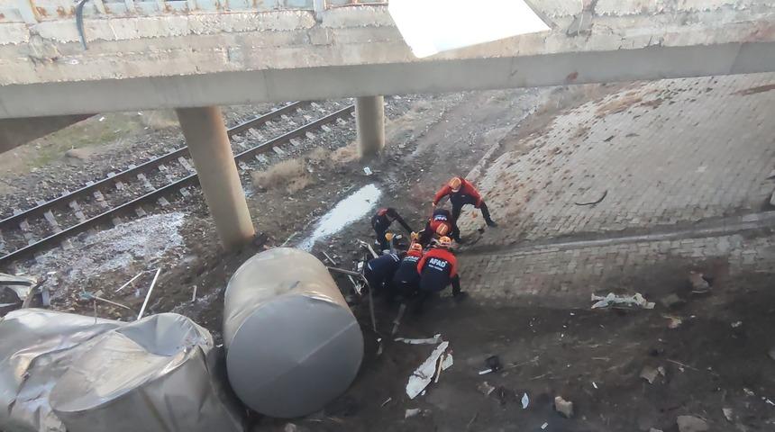 Sivas'ta feci kaza! Süt tırı devrildi: 1 ölü