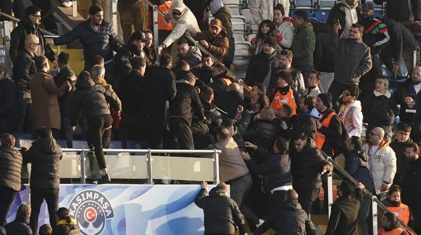 Süper Lig'de ortalık karıştı! Birbirlerine girdiler... Güvenlik güçleri araya girdi