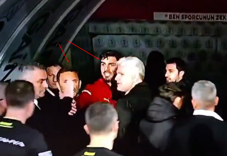 Alanyaspor-Galatasaray maçının devre arasında ortalık karıştı! Soyunma odası tünelinde kırmızı kart G4