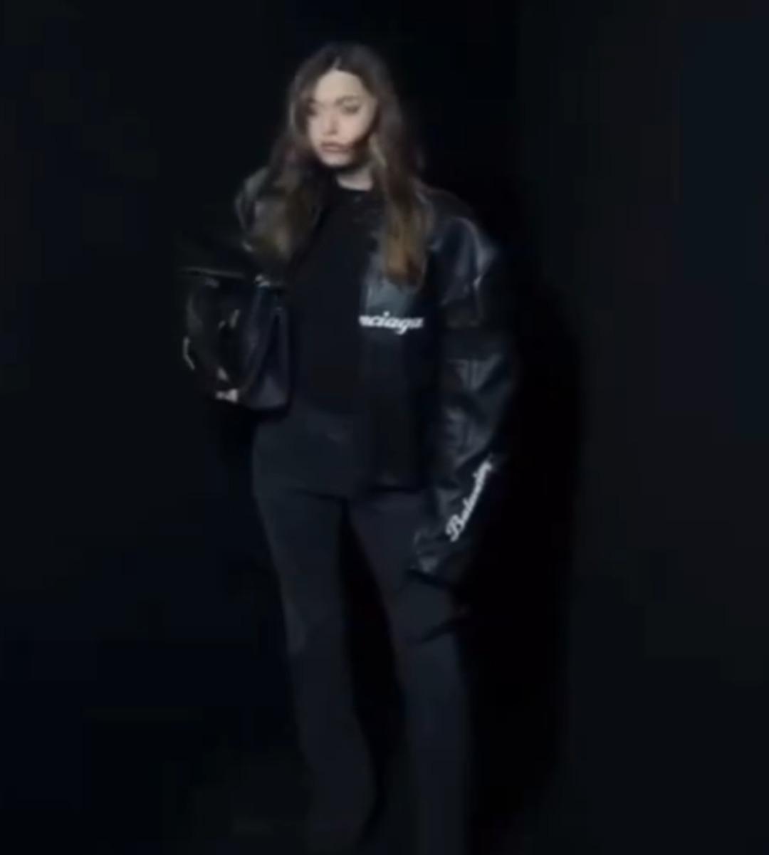 Paris Moda Haftası nda özel davetli! Afra Saraçoğlu kombiniyle adından söz ettirdi 1