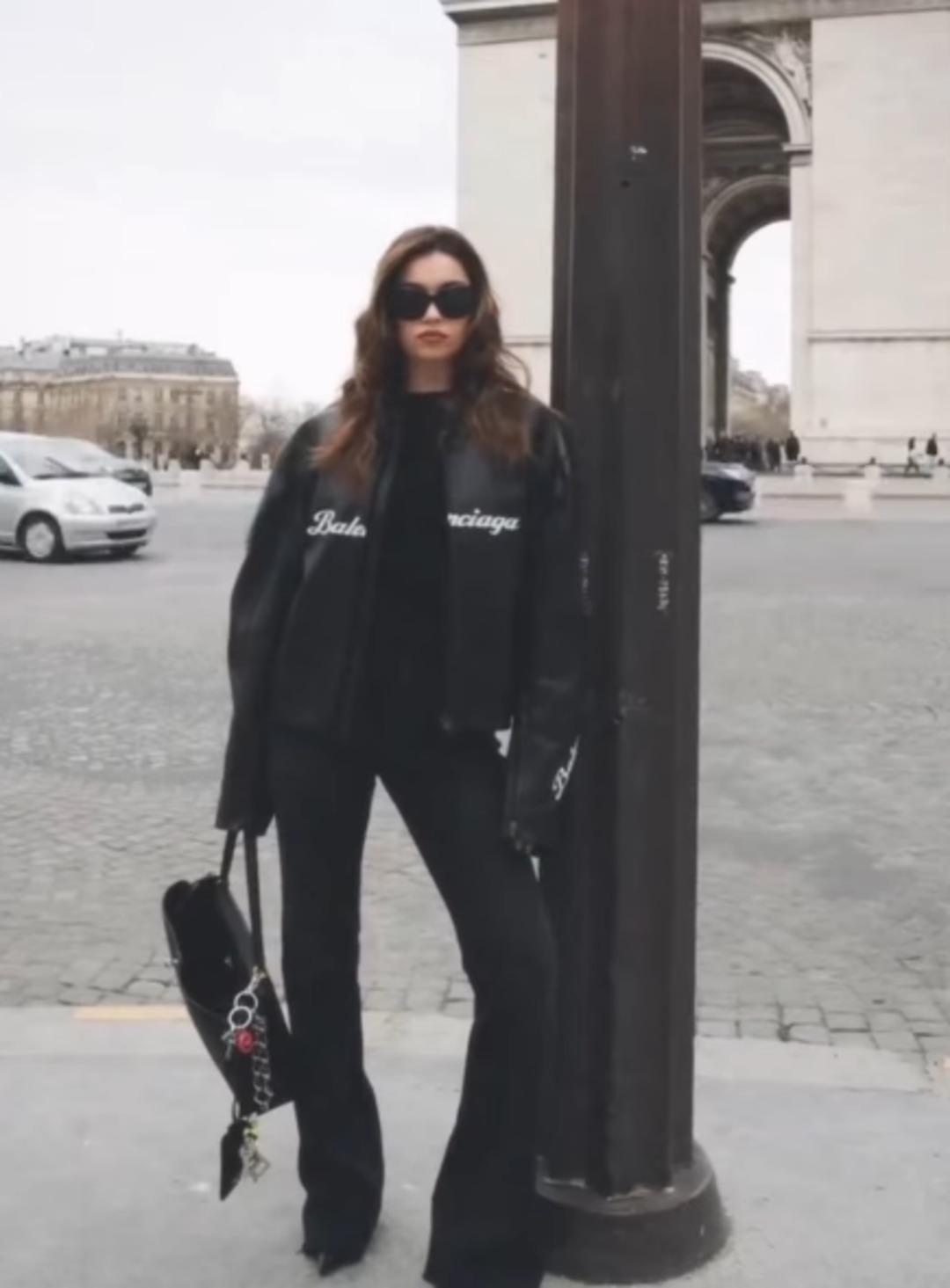 Paris Moda Haftası nda özel davetli! Afra Saraçoğlu kombiniyle adından söz ettirdi 2