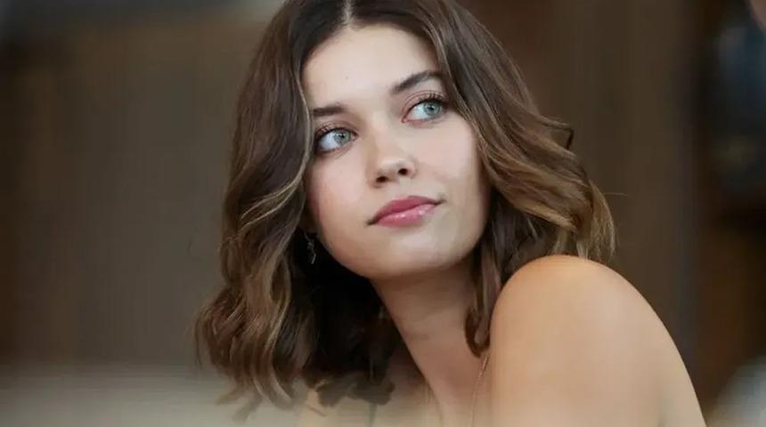 Paris Moda Haftası'nda özel davetli! Afra Saraçoğlu kombiniyle adından söz ettirdi