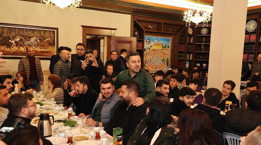 Nevşehir Belediyesi 200 üniversite öğrencisiyle sahur yaptı
