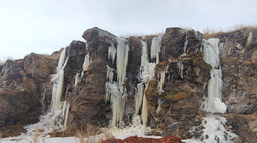 Ardahan'da buz sarkıtları görsel şölen sundu! Termometreler eksi 15 derecenin altına düştü