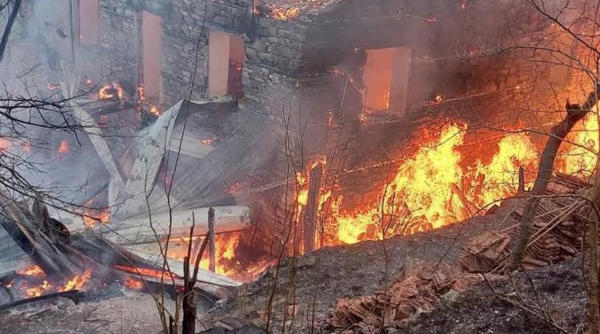 Sütçüler'de çıkan ev yangını itfaiye ekiplerince söndürüldü